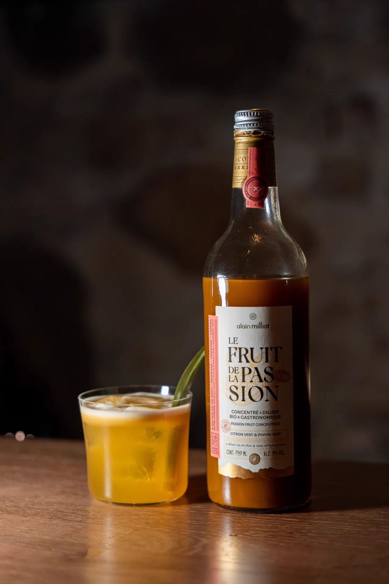Bartenderis maišo kokteilį su Alain Milliat koncentratu